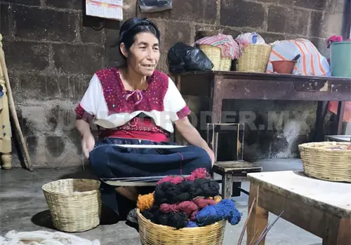 Maestra tintorera impartirá taller de teñido a jóvenes Maestra tintorera impartirá taller de teñido a jóvenes