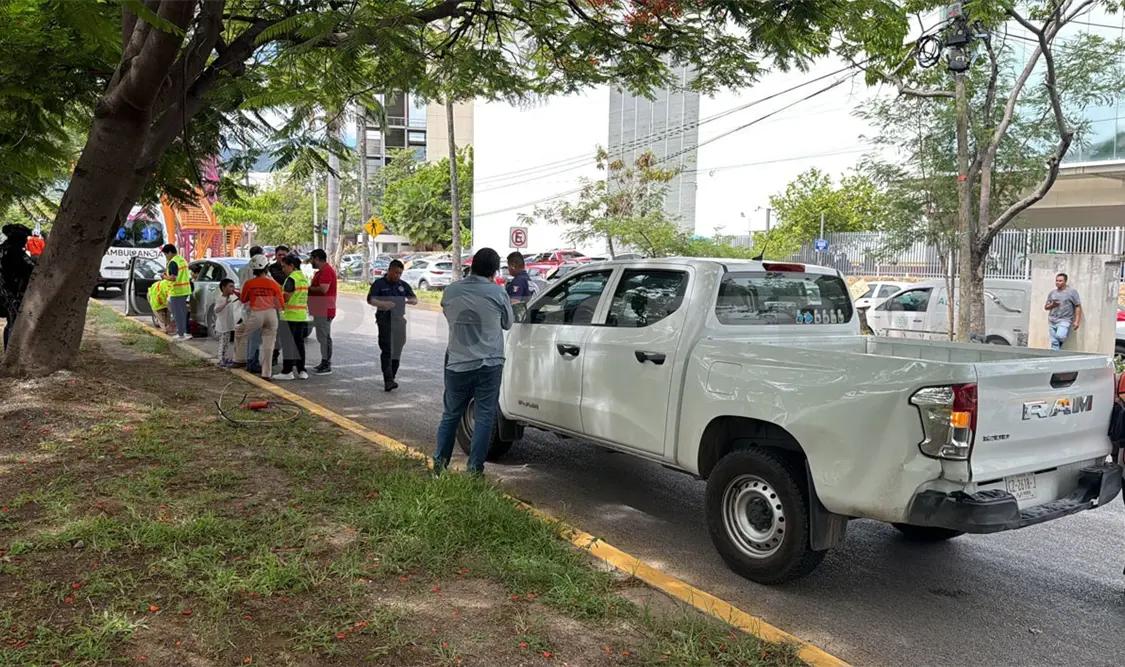 Los vehículos tuvieron daños considerables en la parte frontal y trasera, siendo necesario el uso de una grúa para su remolque. Ulises Villalobos / CP