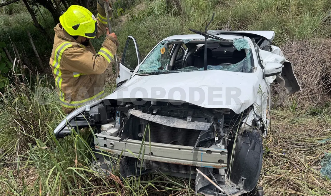 El Cuerpo de Bomberos de Cintalapa desconectó el acumulador y verificó que no hubiera fuga de combustible. Osman Toledo / CP