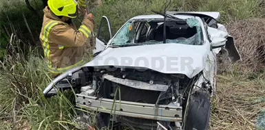 Destroza su vehículo y acaba entre la maleza Destroza su vehículo y acaba entre la maleza