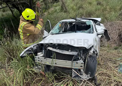 Destroza su veh&iacute;culo y acaba entre la maleza