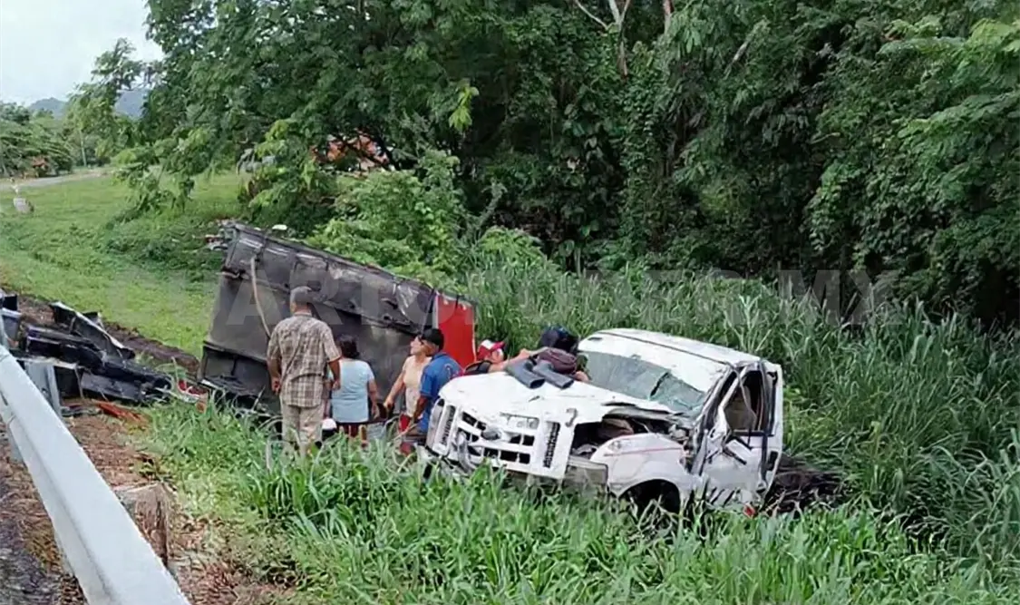 El camión de tres toneladas volcó a un costado de la carretera federal tras presuntamente perder el control al pasar por un tramo con baches. Cortesía