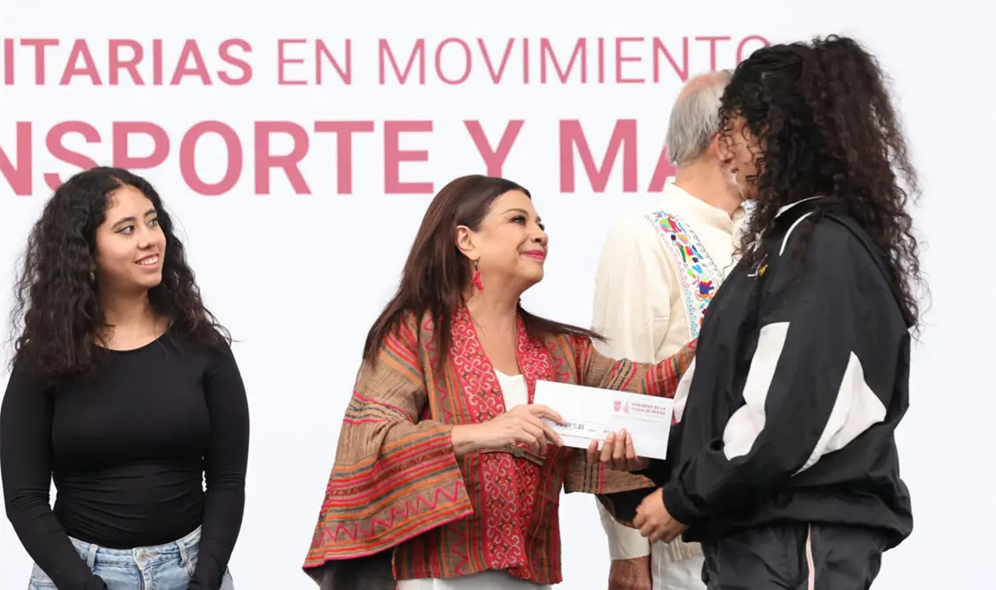 Entrega Brugada cerca de 20 mil apoyos para transporte a universitario. El Universal