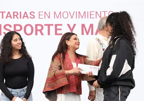 Entregan 20 mil apoyos a estudiantes universitarios Entregan 20 mil apoyos a estudiantes universitarios