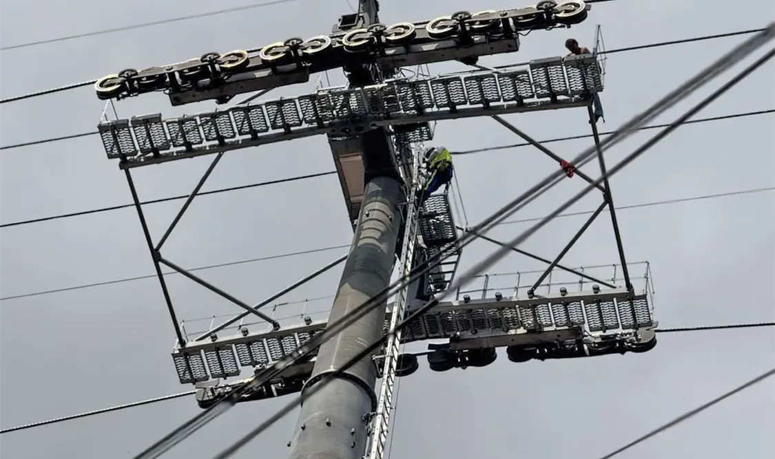 Hombre sube a torre de la Línea 1 del Cablebús