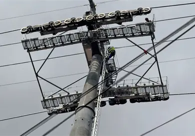 Hombre sube a torre de la Línea 1 del Cablebús Hombre sube a torre de la Línea 1 del Cablebús