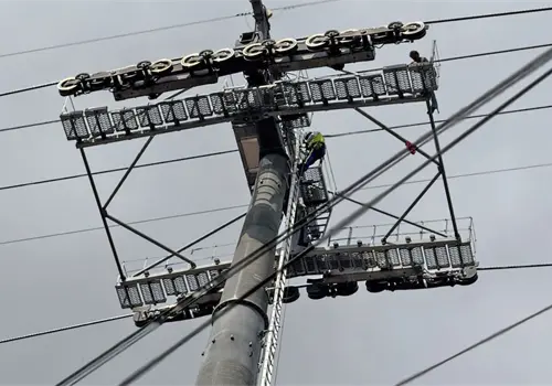 Hombre sube a torre de la Línea 1 del Cablebús Hombre sube a torre de la Línea 1 del Cablebús