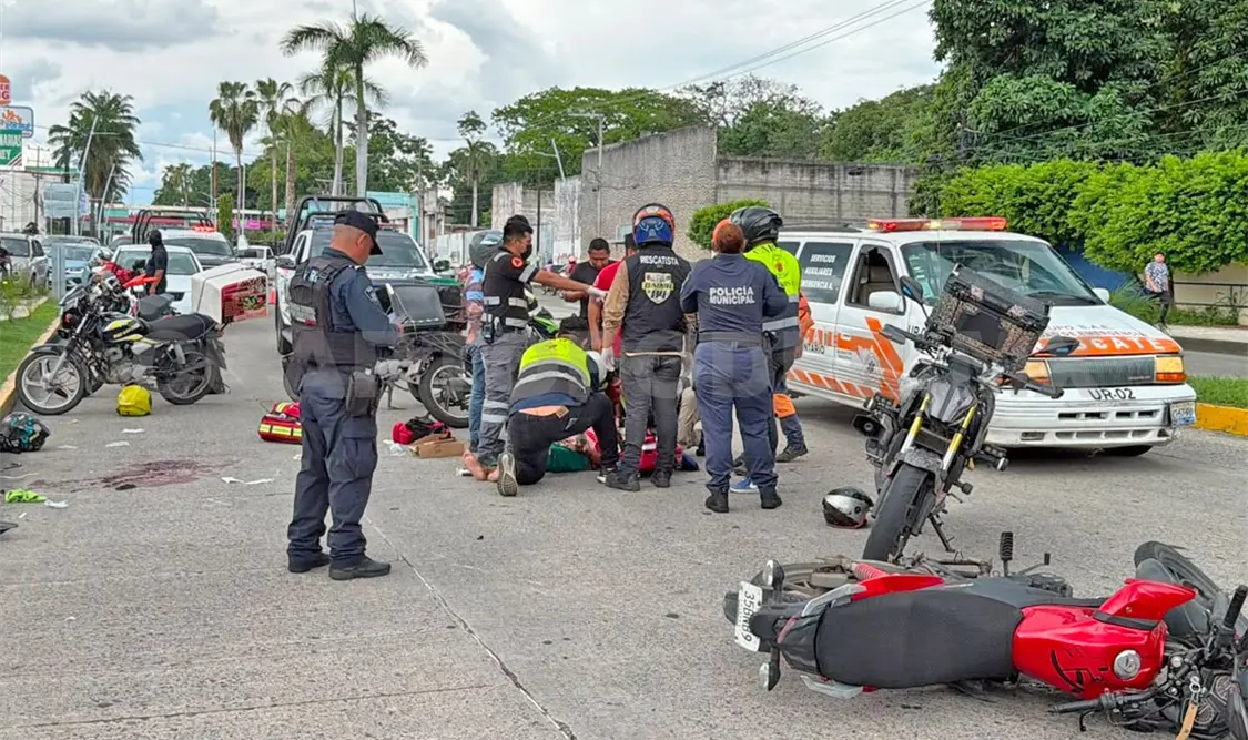 Perdieron la vida tras impactar la motocicleta en la que viajaban contra la base de un señalamiento vial. Rafael Victorio / CP
