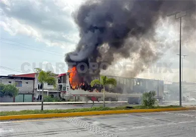 Incendio de caja de tráiler por cortocircuito Incendio de caja de tráiler por cortocircuito