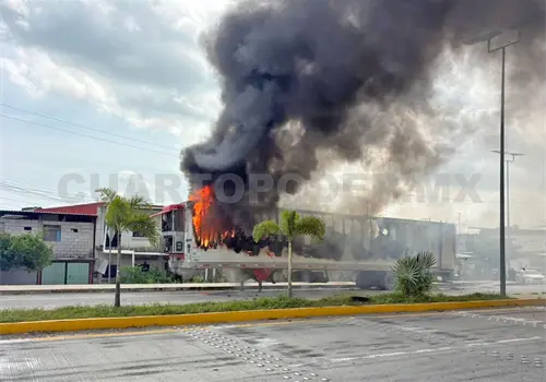 Incendio de caja de tráiler por cortocircuito Incendio de caja de tráiler por cortocircuito