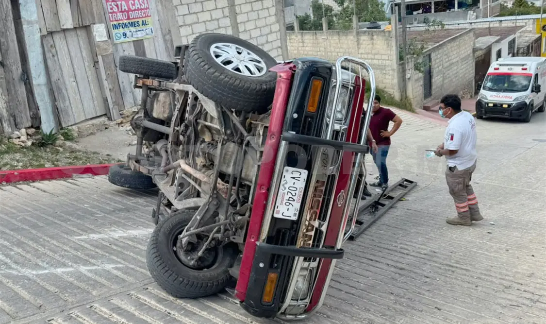 La pick up estaba recostada sobre el lado izquierdo luego de perder potencia en el barrio de La Cueva. Juan Orel / CP