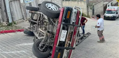 Vuelca camioneta cargada con un equipo de sonido Vuelca camioneta cargada con un equipo de sonido