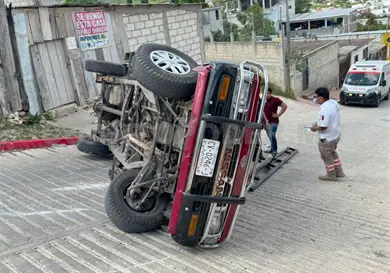Vuelca camioneta cargada con un equipo de sonido Vuelca camioneta cargada con un equipo de sonido