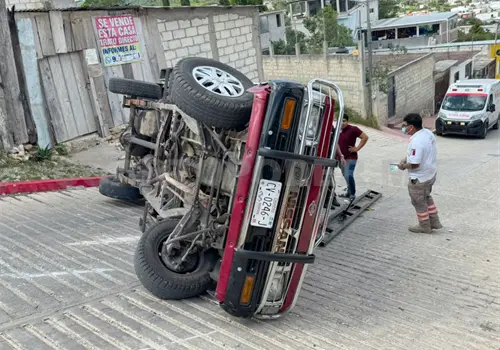 Vuelca camioneta cargada con un equipo de sonido Vuelca camioneta cargada con un equipo de sonido