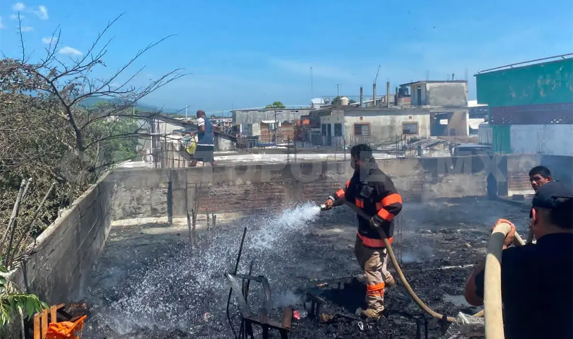 Locatarios utilizaron extintores y cubetas con agua para contener el fuego antes de la llegada de los cuerpos de emergencia. Noel Vázquez / CP