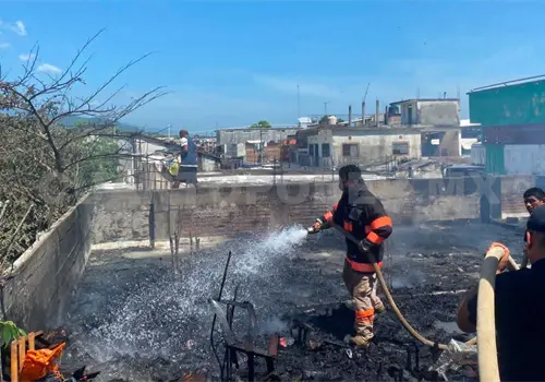 Locatarios evitan tragedia al sofocar fuego en mercado Locatarios evitan tragedia al sofocar fuego en mercado