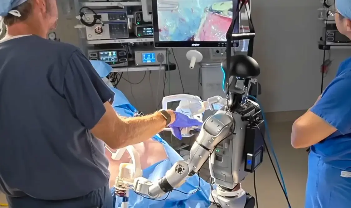 Robot completa el primer ensayo de cirugía