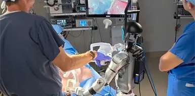 Robot completa el primer ensayo de cirug&iacute;a