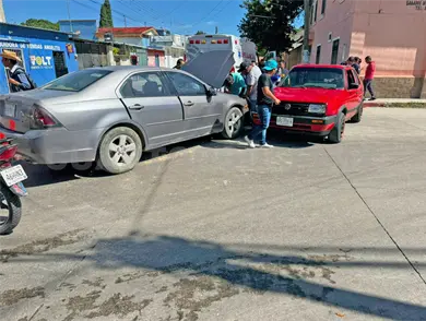 Falta de semáforo causa choque en plena avenida Falta de semáforo causa choque en plena avenida