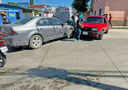 Falta de semáforo causa choque en plena avenida Falta de semáforo causa choque en plena avenida