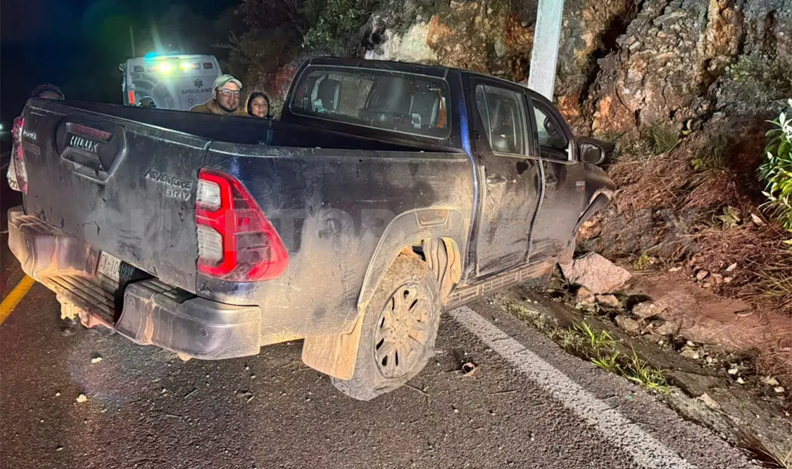 La Toyota Hilux fue abandonada tras accidentarse en la vía estatal 226, en la primera curva hacia Tzimol. Juan Orel / CP