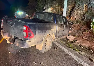 Abandonan pick up al estrellarse en paredón Abandonan pick up al estrellarse en paredón