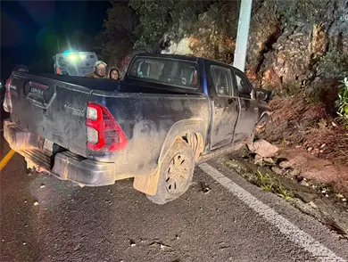 Abandonan pick up al estrellarse en paredón Abandonan pick up al estrellarse en paredón