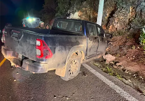 Abandonan pick up al estrellarse en paredón Abandonan pick up al estrellarse en paredón