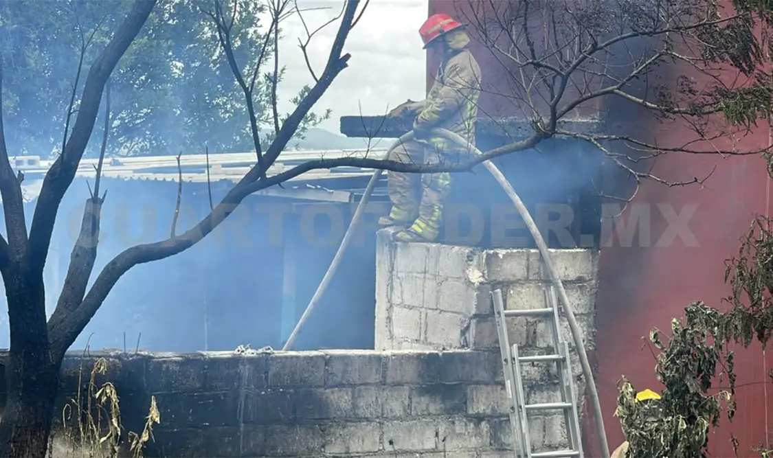 Los “tragahumo” intervinieron para controlar el siniestro que se había extendido a un árbol cercano. Juan Orel / CP