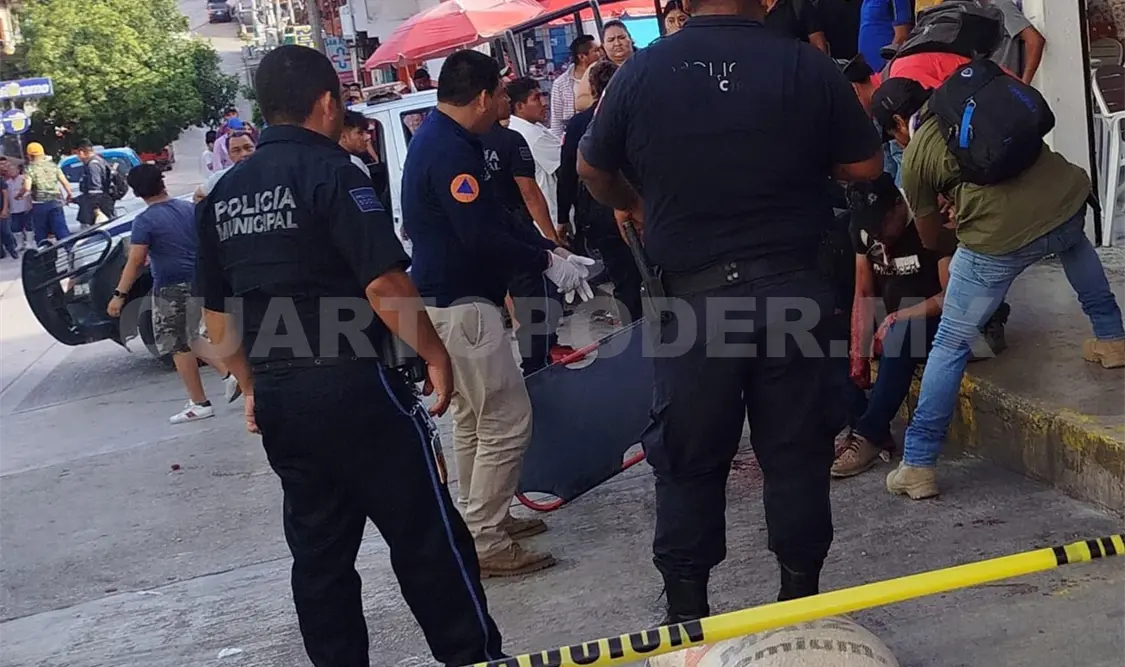 Paramédicos auxiliaron al malherido, mientras que la Policía Municipal implementó un operativo para localizar al agresor. Genaro Sánchez / CP