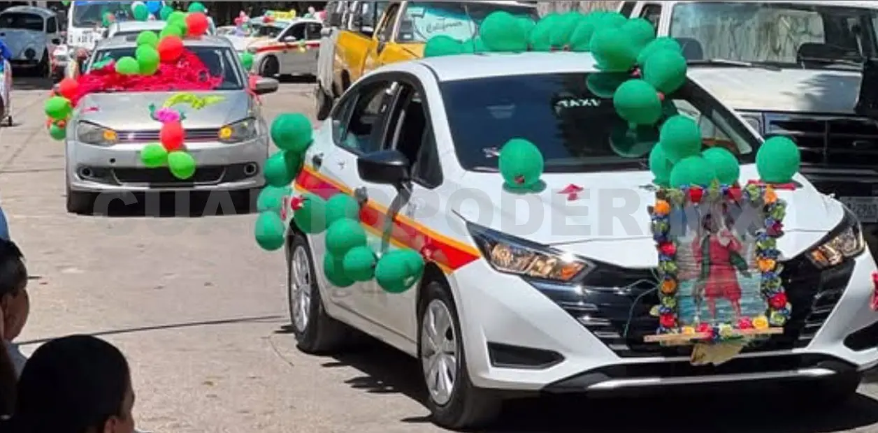 Miles de automovilistas acudieron para venerar a la imagen de San Cristóbal Mártir, patrono de la ciudad. Manuel Martínez / CP
