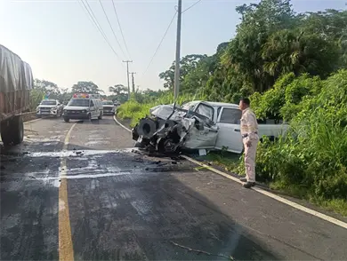 Quedan atrapados tras impacto contra cami&oacute;n