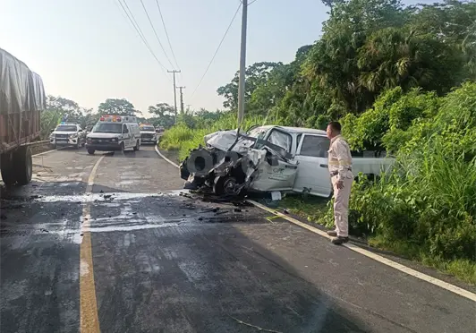 Quedan atrapados tras impacto contra camión Quedan atrapados tras impacto contra camión