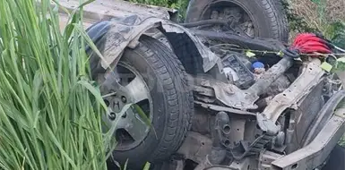 Pierde el control del volante y se estrella Pierde el control del volante y se estrella