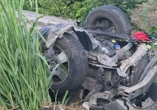 Pierde el control del volante y se estrella Pierde el control del volante y se estrella