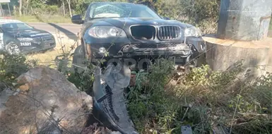 Iba en una SUV de lujo y choca en base de concreto Iba en una SUV de lujo y choca en base de concreto