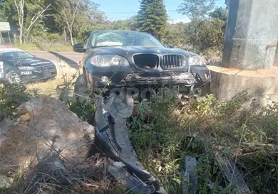 Iba en una SUV de lujo y choca en base de concreto Iba en una SUV de lujo y choca en base de concreto