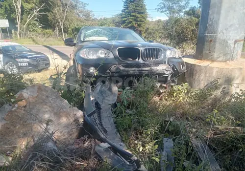 Iba en una SUV de lujo y choca en base de concreto Iba en una SUV de lujo y choca en base de concreto