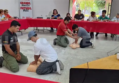 Bomberos y param&eacute;dicos ofrecen capacitaci&oacute;n