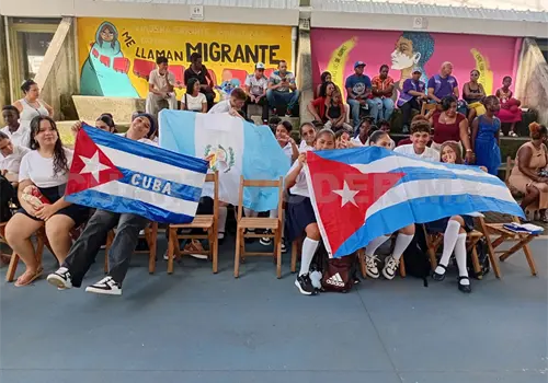 Culminan ciclo escolar menores extranjeros