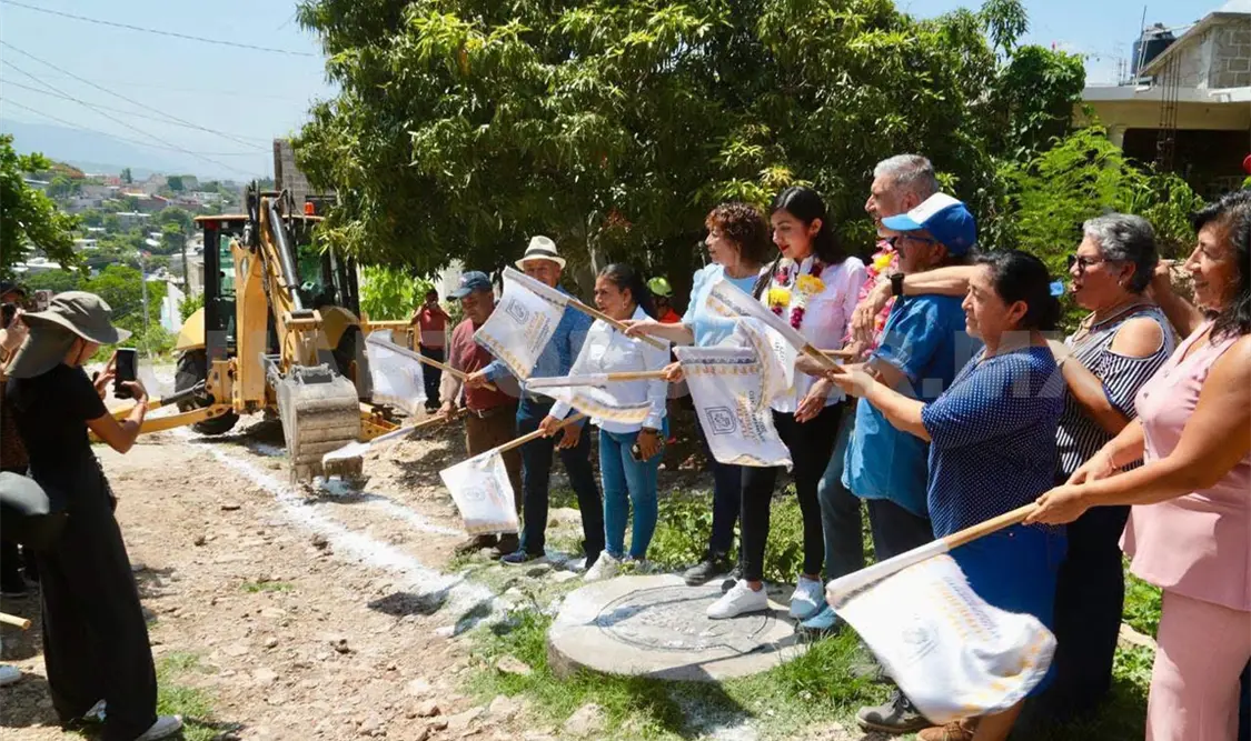 Arrancan trabajos de pavimentación de la avenida El Rosal, que conectará con varias colonias de la zona. CP