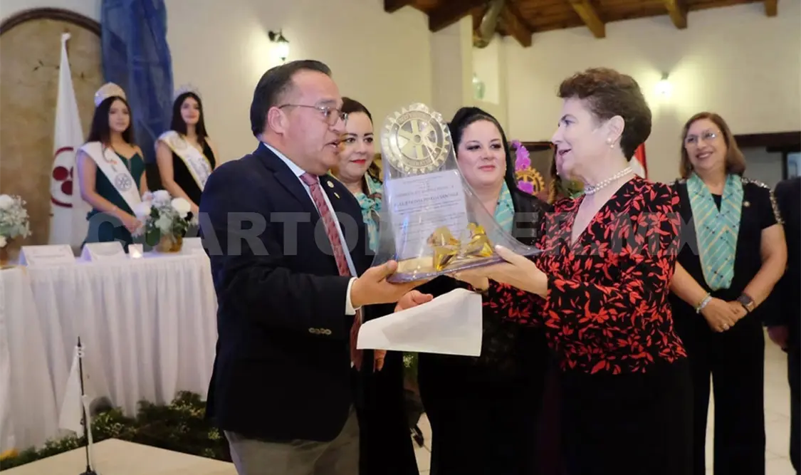Aspecto de la entrega del reconocimiento a su trayectoria y aportaciones a la comunidad. Manuel Martínez / CP