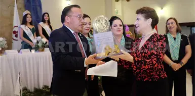 Recibe Luz Pineda premio al m&eacute;rito ciudadano