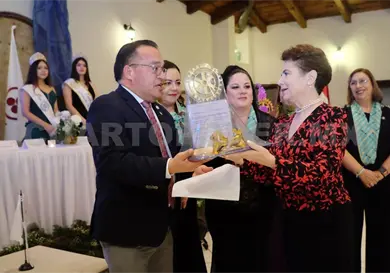 Recibe Luz Pineda premio al m&eacute;rito ciudadano