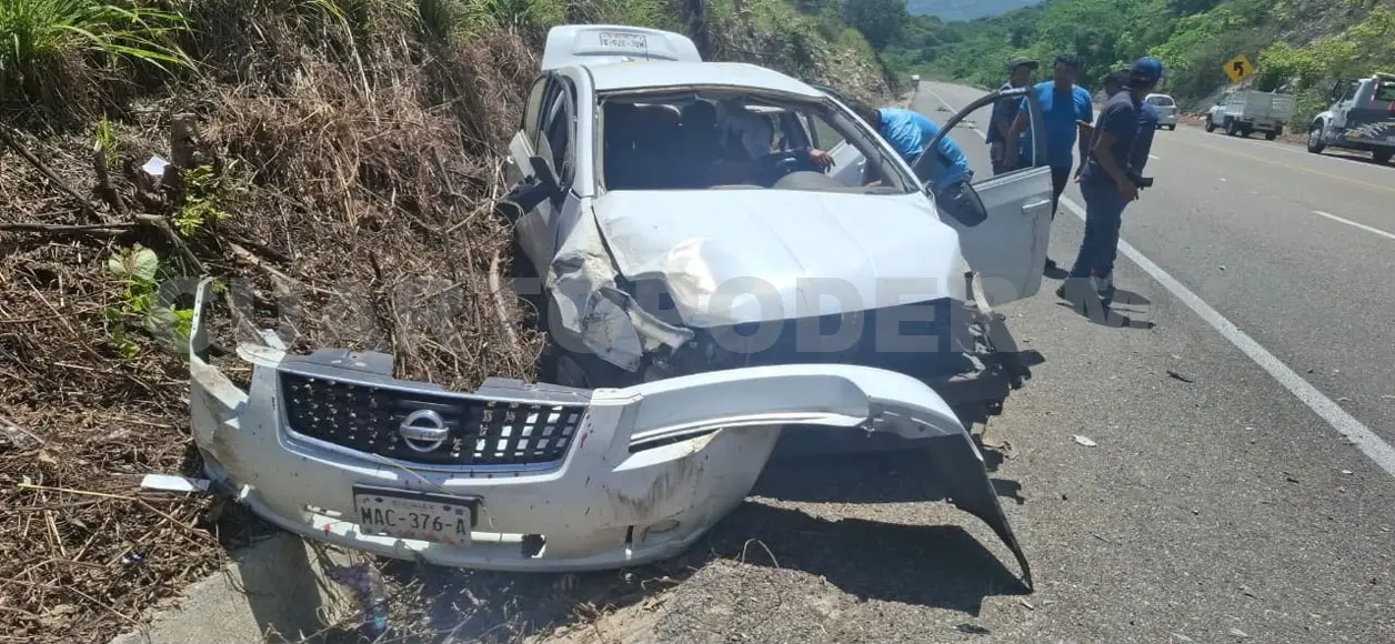 El automóvil colisionó en el cerro y terminó varado en la cuneta. Ulises Villalobos / CP