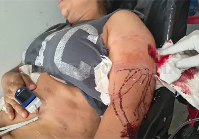 Arriba al negocio de su expareja y casi la asesina Arriba al negocio de su expareja y casi la asesina