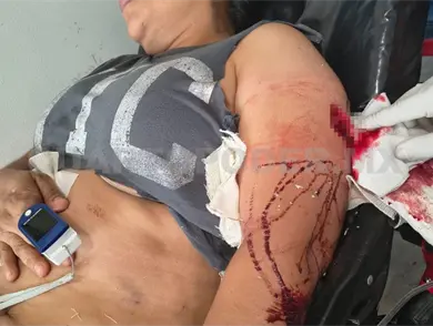 Arriba al negocio de su expareja y casi la asesina Arriba al negocio de su expareja y casi la asesina