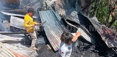 Voraz incendio reduce a cenizas una vivienda Voraz incendio reduce a cenizas una vivienda