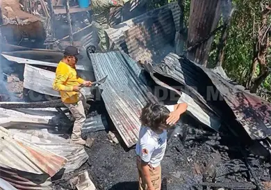 Voraz incendio reduce a cenizas una vivienda