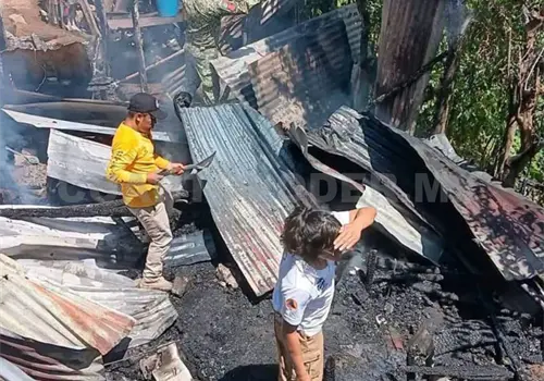 Voraz incendio reduce a cenizas una vivienda Voraz incendio reduce a cenizas una vivienda